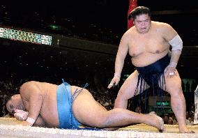 Yokozuna Musashimaru suffers 5th loss at autumn sumo